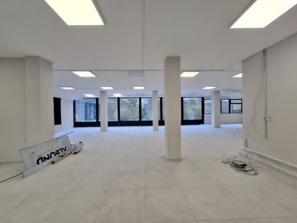 Jepet me qira Ambjent (260m2) || (📍21 dhjetori 30 m larg unazës) || Direkt rrugë kryesore ngjiturë me zjarrëfiksen ||  2300 euro/Muaj