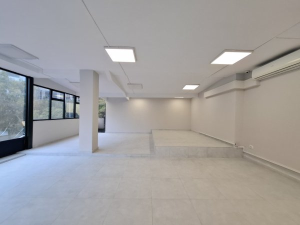 Jepet me qira Ambjent (260m2) || (📍21 dhjetori 30 m larg unazës) || Direkt rrugë kryesore ngjiturë me zjarrëfiksen ||  2300 euro/Muaj