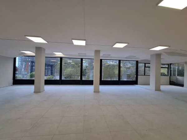 Jepet me qira Ambjent (260m2) || (📍21 dhjetori 30 m larg unazës) || Direkt rrugë kryesore ngjiturë me zjarrëfiksen ||  2300 euro/Muaj