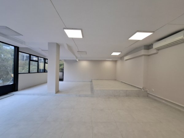Jepet me qira Ambjent (260m2) || (📍21 dhjetori 30 m larg unazës) || Direkt rrugë kryesore ngjiturë me zjarrëfiksen ||  2300 euro/Muaj