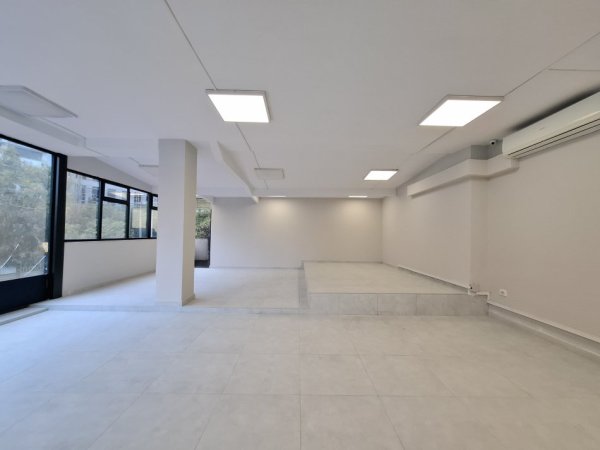 Jepet me qira Ambjent (260m2) || (📍21 dhjetori 30 m larg unazës) || Direkt rrugë kryesore ngjiturë me zjarrëfiksen ||  2300 euro/Muaj