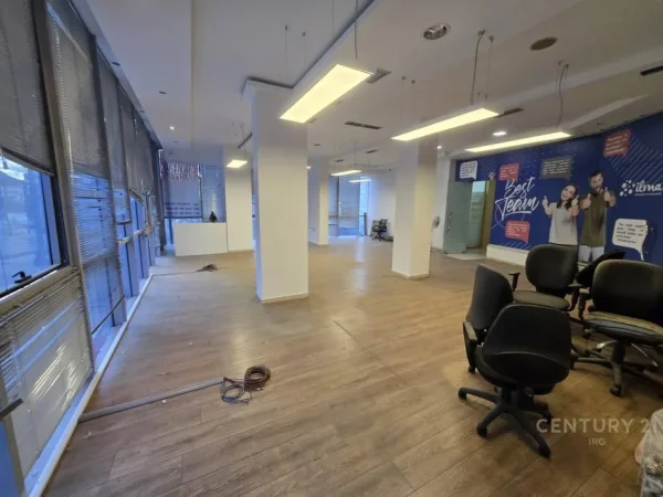 Tirane, jepet me qera zyre Kati 1, 100 m² 1.200 € (Xhamlliku)
