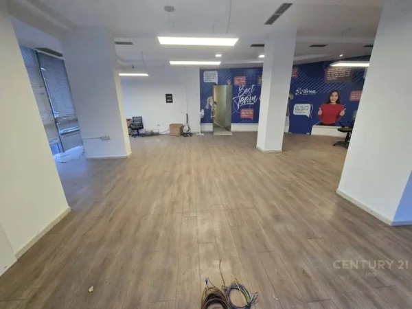 Tirane, jepet me qera zyre Kati 1, 100 m² 1.200 € (Xhamlliku)