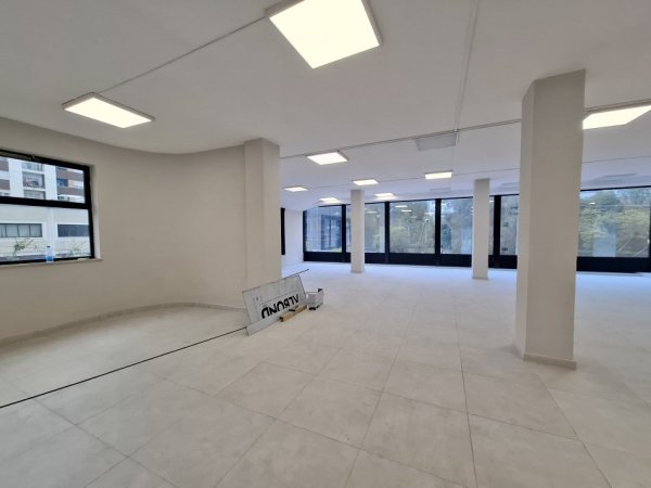 Jepet me qira Ambjent (260m2) || (📍21 dhjetori 30 m larg unazës) || Direkt rrugë kryesore ngjiturë me zjarrëfiksen ||  2300 euro/Muaj