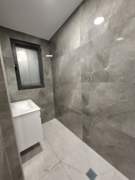 Jepet me qira Ambjent (260m2) || (📍21 dhjetori 30 m larg unazës) || Direkt rrugë kryesore ngjiturë me zjarrëfiksen ||  2300 euro/Muaj