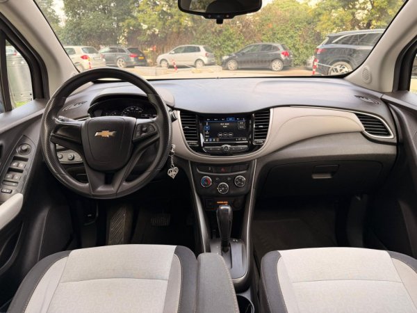 Tirane, shitet SUV Chevrolet Benzin+Gaz, blu e errët automatik Kondicioner 135.000 km 7.800 €