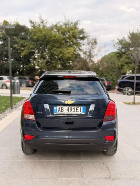 Tirane, shitet SUV Chevrolet Benzin+Gaz, blu e errët automatik Kondicioner 135.000 km 7.800 €