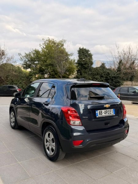 Tirane, shitet SUV Chevrolet Benzin+Gaz, blu e errët automatik Kondicioner 135.000 km 7.800 €