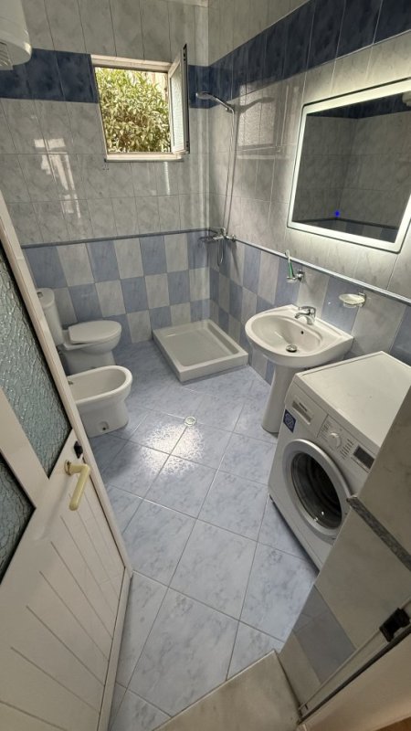 Tirane, jepet me qera apartament 1+1+Ballkon Kati 1, 300 € (Rruga Besim Fagu)