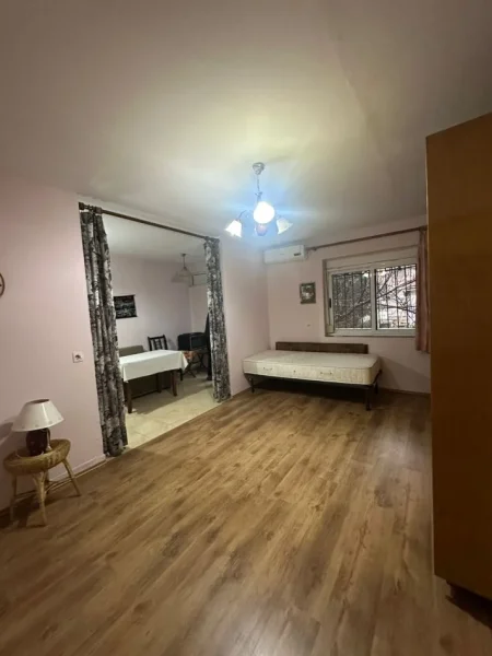 Tirane, jepet me qera apartament 1+1 Kati 2, 72 m² 450 € (qender)