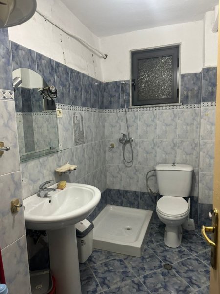 Tirane, jepet me qera apartament 1+1 Kati 2, 72 m² 450 € (qender)