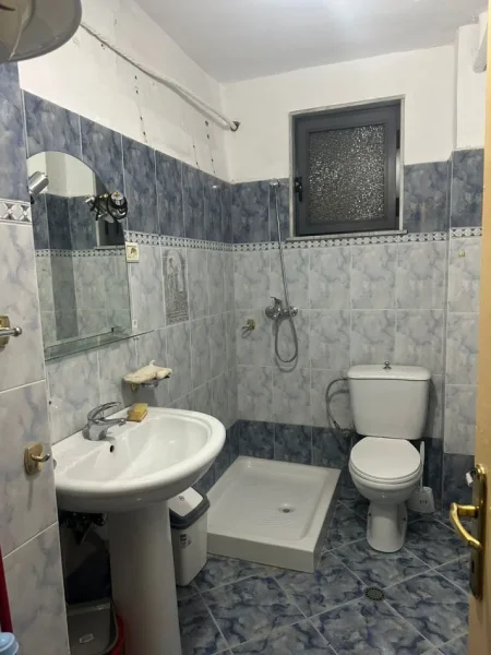 Tirane, jepet me qera apartament 1+1 Kati 2, 72 m² 450 € (qender)