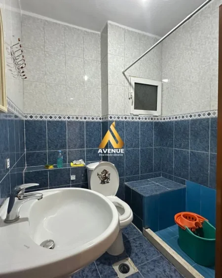 Tirane, jepet me qera apartament 3+1+Ballkon Kati 3, 120 m² 600 € (kristal center) komuna e parisit