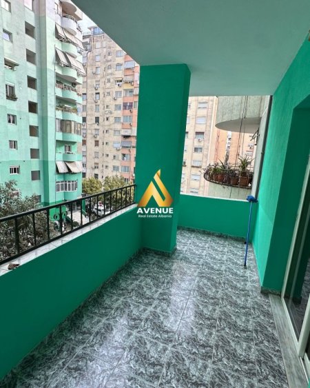 Tirane, jepet me qera apartament 3+1+Ballkon Kati 3, 120 m² 600 € (kristal center)