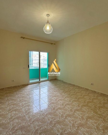 Tirane, jepet me qera apartament 3+1+Ballkon Kati 3, 120 m² 600 € (kristal center)