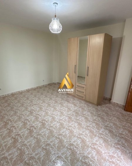 Tirane, jepet me qera apartament 3+1+Ballkon Kati 3, 120 m² 600 € (kristal center)