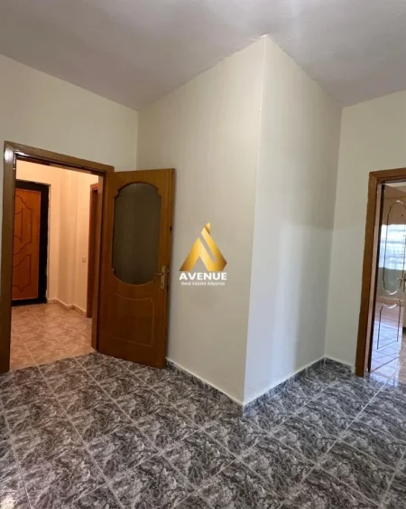 Tirane, jepet me qera apartament 2+1+Ballkon Kati 3, 120 m² 600 € (medar shtylla)