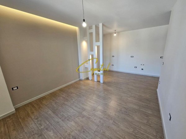 Tirane, jepet me qera dyqan Kati 1, 100 m² 900 € (ZOGU I ZI)