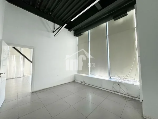 Tirane, jepet me qera ambjent biznesi Kati 8, 770 m² 15.400 € (SHESHI “RILINDJA”)