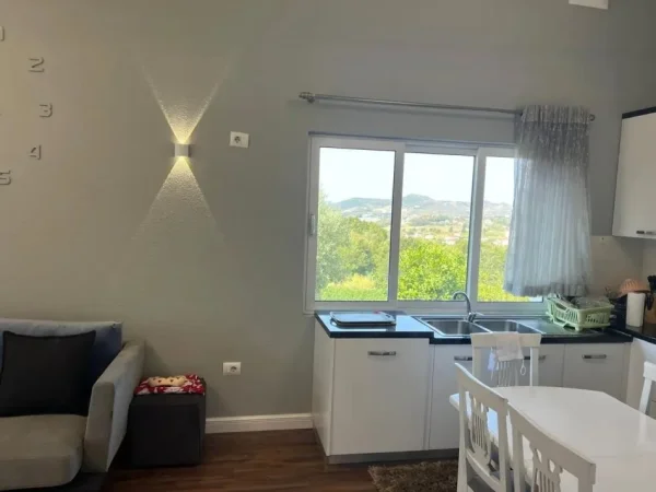 Tirane, jap me qera Vile 4+1+Aneks+Ballkon Kati 1, 325 m² 1.200 € (Teg)