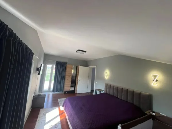 Tirane, jap me qera Vile 4+1+Aneks+Ballkon Kati 1, 325 m² 1.200 € (Teg)