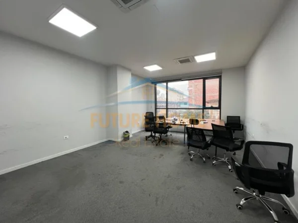 Tirane, jepet me qera zyre Kati 2, 452 m² 5.000 € 