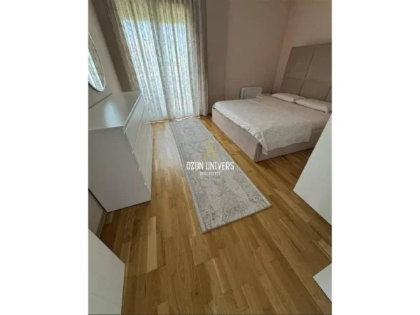 Tirane, jepet me qera Vile 2 Katshe Kati 2, 370 m² 1.500 € (Pranë Univers City)
