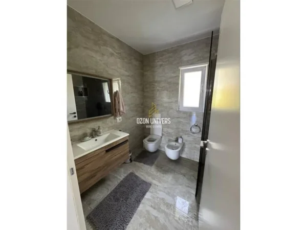 Tirane, jepet me qera Vile 2 Katshe Kati 2, 370 m² 1.500 € (Pranë Univers City)