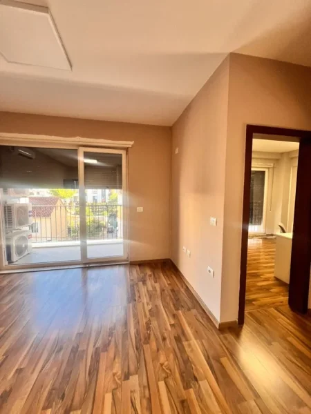 Tirane, jepet me qera ambjent biznesi Kati 2, 140 m² 1.500 € (21 Dhjetori)