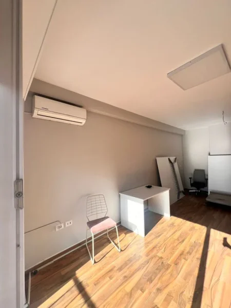 Tirane, jepet me qera ambjent biznesi Kati 2, 140 m² 1.500 € (21 Dhjetori)