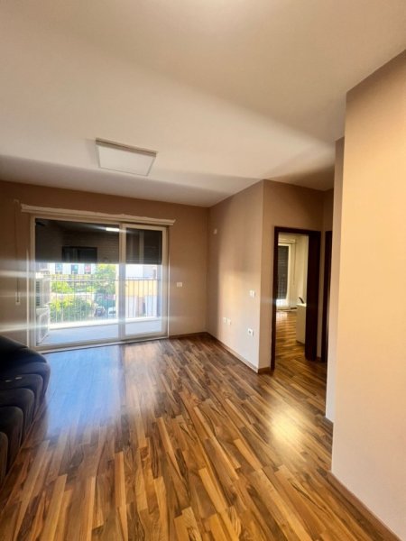 Tirane, jepet me qera ambjent biznesi Kati 2, 140 m² 1.500 € (21 Dhjetori)