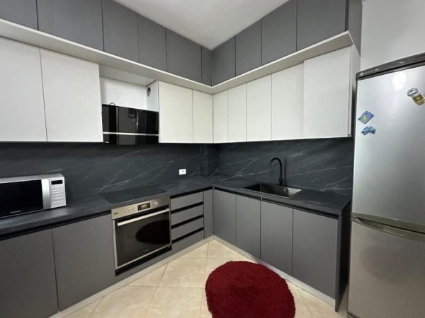 Tirane, jepet me qera apartament 2+1+Ballkon Kati 3, 106 m² 800 € (Rruga Jordan Misja)
