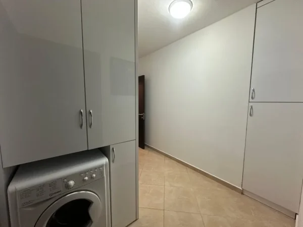 Tirane, jepet me qera apartament 2+1+Ballkon Kati 3, 106 m² 800 € (Rruga Jordan Misja)