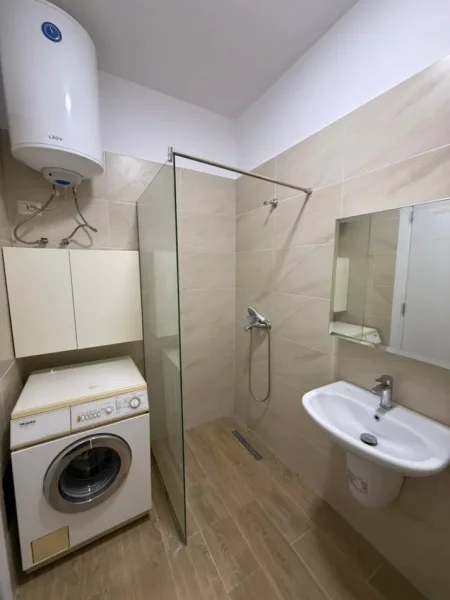 Tirane, jepet me qera apartament 1+1 , 70 m² 450 € (yzberisht)