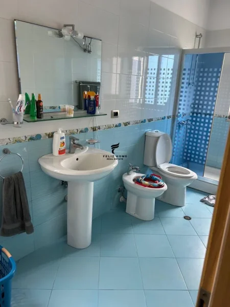 Tirane, jepet me qera Vile 5+1 , 300 m² 3.000 € (PORCELAN)