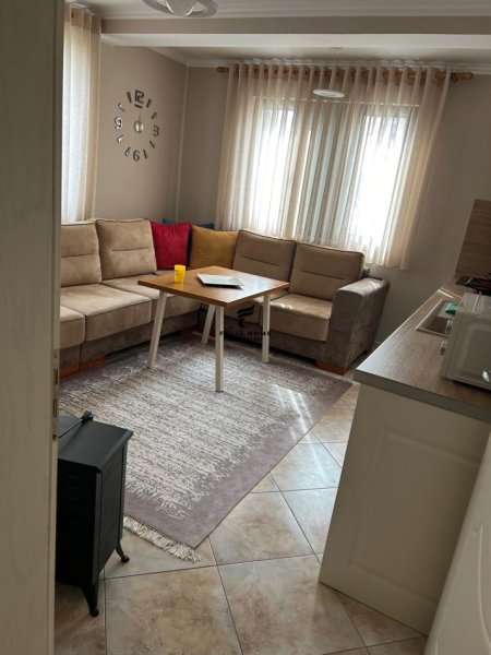 Tirane, jepet me qera Vile 5+1 , 300 m² 3.000 € (PORCELAN)