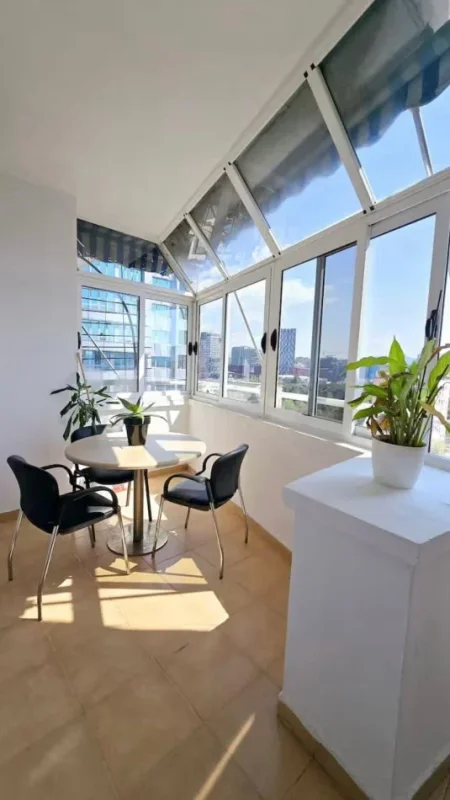 Tirane, jepet me qera apartament 2+1 Kati 10, 145 m² 1.200 € (blloku)