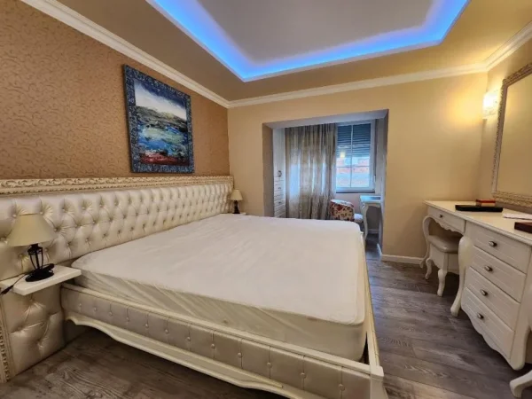 Tirane, jepet me qera apartament 2+1 Kati 2, 