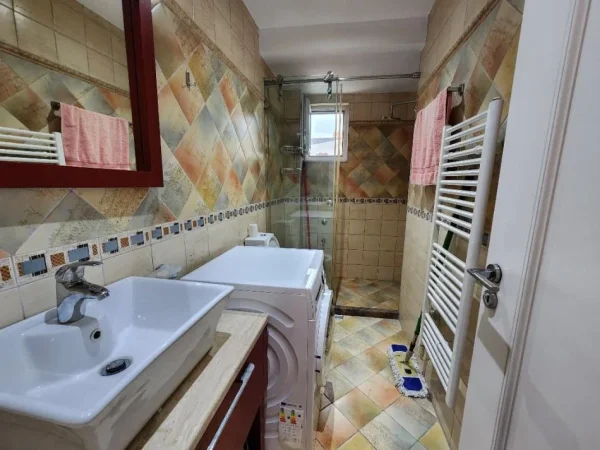 Tirane, jepet me qera apartament 2+1 Kati 2, 