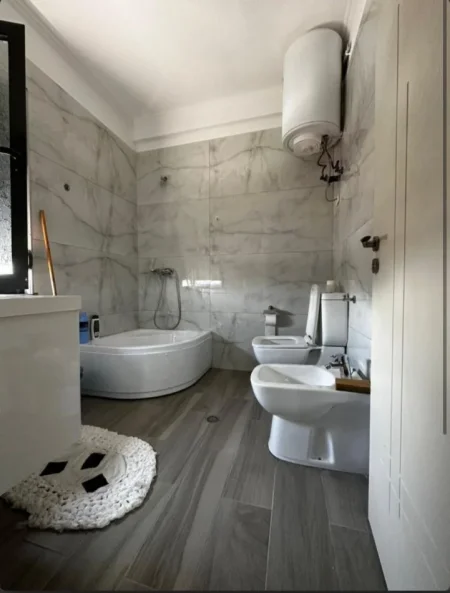 Tirane, jepet me qera apartament 1+1 , 42 m² 350 € (casa italia)