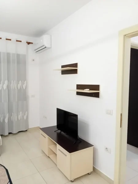 Tirane, jepet me qera apartament 1+1 , 67 m² 450 € (astir)
