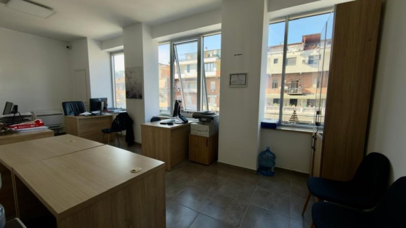 Tirane, jepet me qera zyre Kati 1, 33 m² 550 € (Prane Bankes Credins)