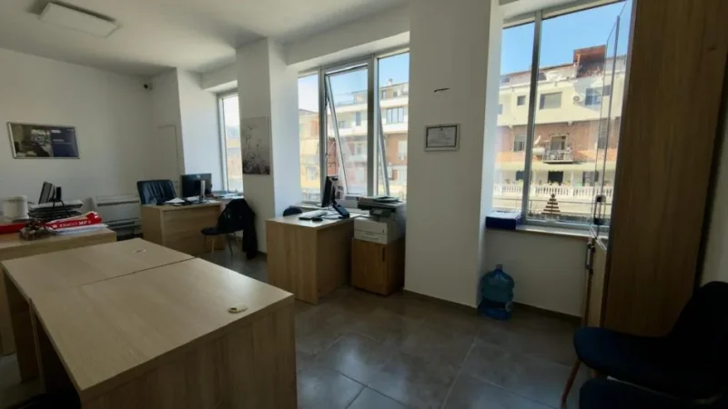 Tirane, jepet me qera zyre Kati 1, 33 m² 550 € (Prane Bankes Credins)