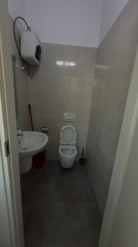 Tirane, jepet me qera zyre Kati 1, 33 m² 550 € (Prane Bankes Credins)
