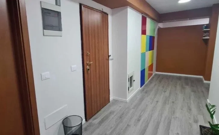 Tirane, jepet me qera zyre Kati 1, 200 m² 3.500 € (BLLOKU)