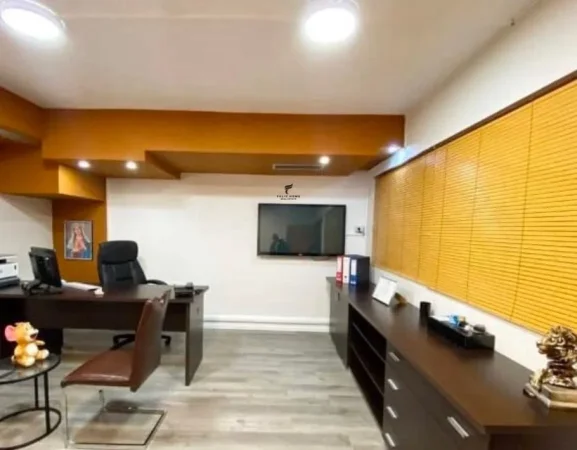 Tirane, jepet me qera zyre Kati 1, 200 m² 3.500 € (BLLOKU)