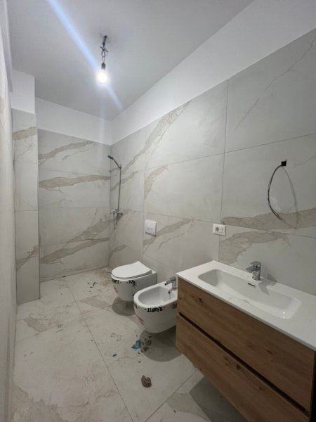 Tirane, jepet me qera zyre Kati 1, 115 m² 700 € (Aura Residence)