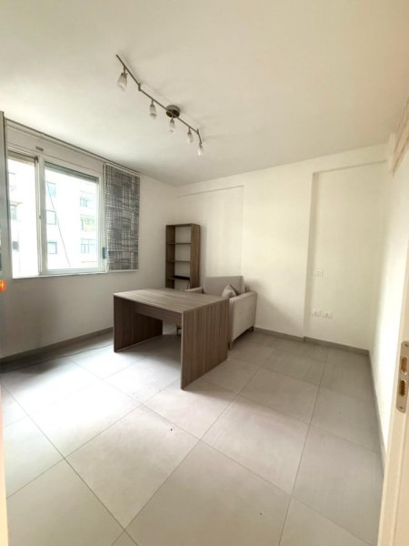 Tirane, jepet me qera apartament 2+1+Ballkon Kati 4, 87 m² 600 € (Myslym Shyri)