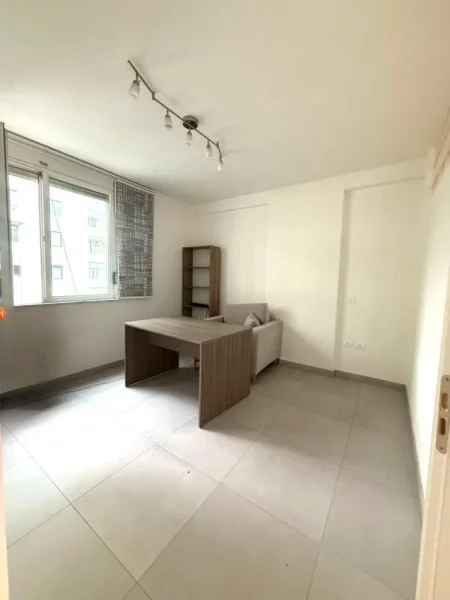 Tirane, jepet me qera apartament 2+1+Ballkon Kati 4, 87 m² 600 € (Myslym Shyri)