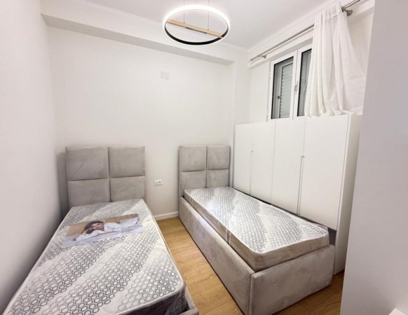 Tirane, jepet me qera apartament 2+1 , 100 m² 800 € 